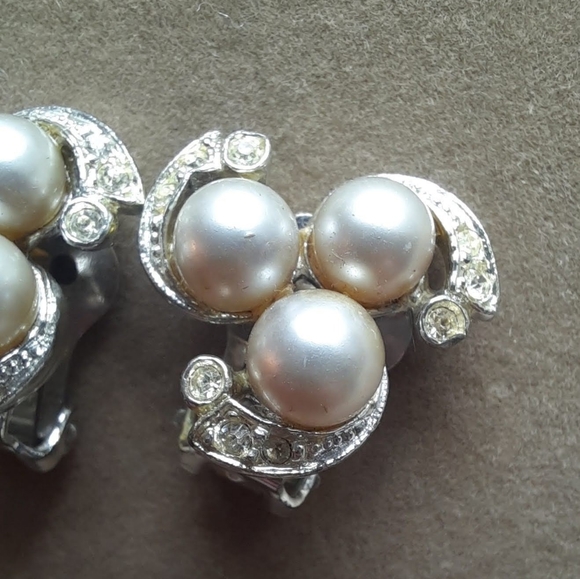 Vintage Bergère Faux Pearl Clip On Earrings - Picture 4 of 6